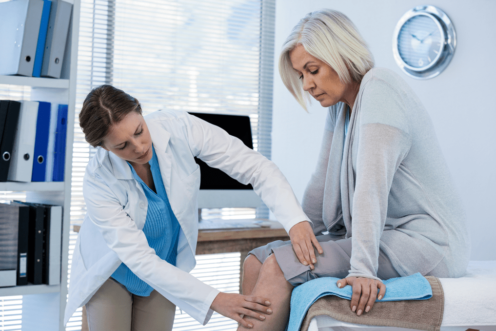 Pesakit arthrosis yang memerlukan terapi diperiksa oleh doktor