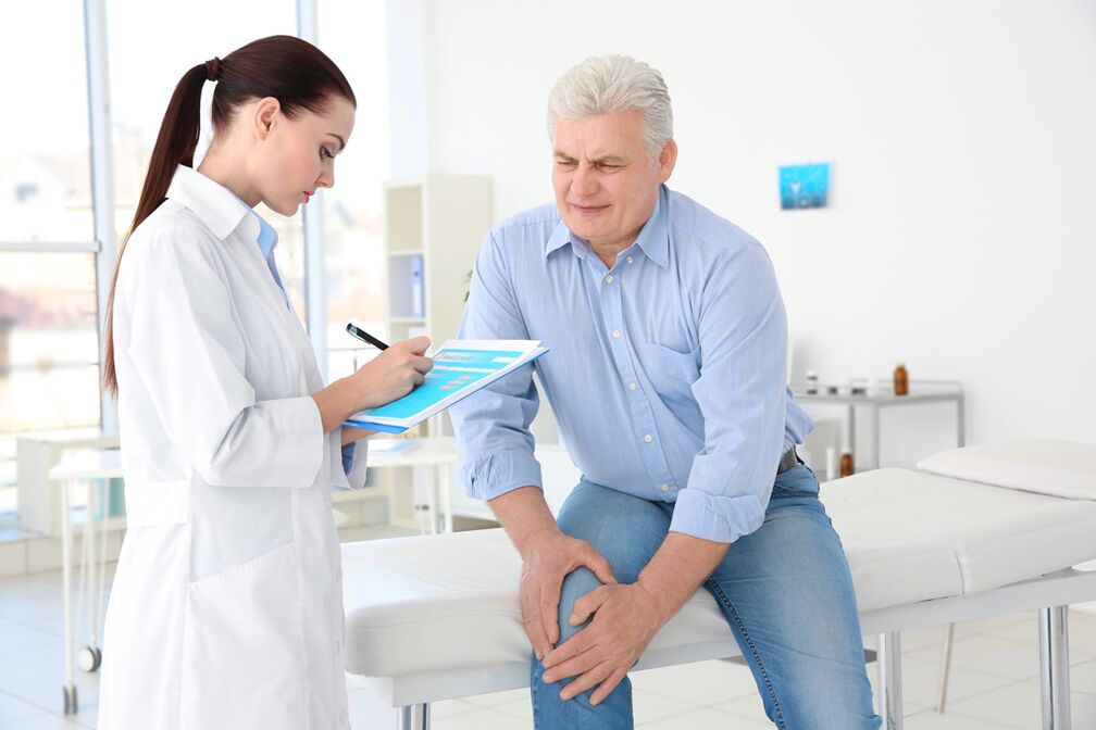 Seorang doktor menetapkan kursus rawatan untuk pesakit untuk arthrosis sendi lutut